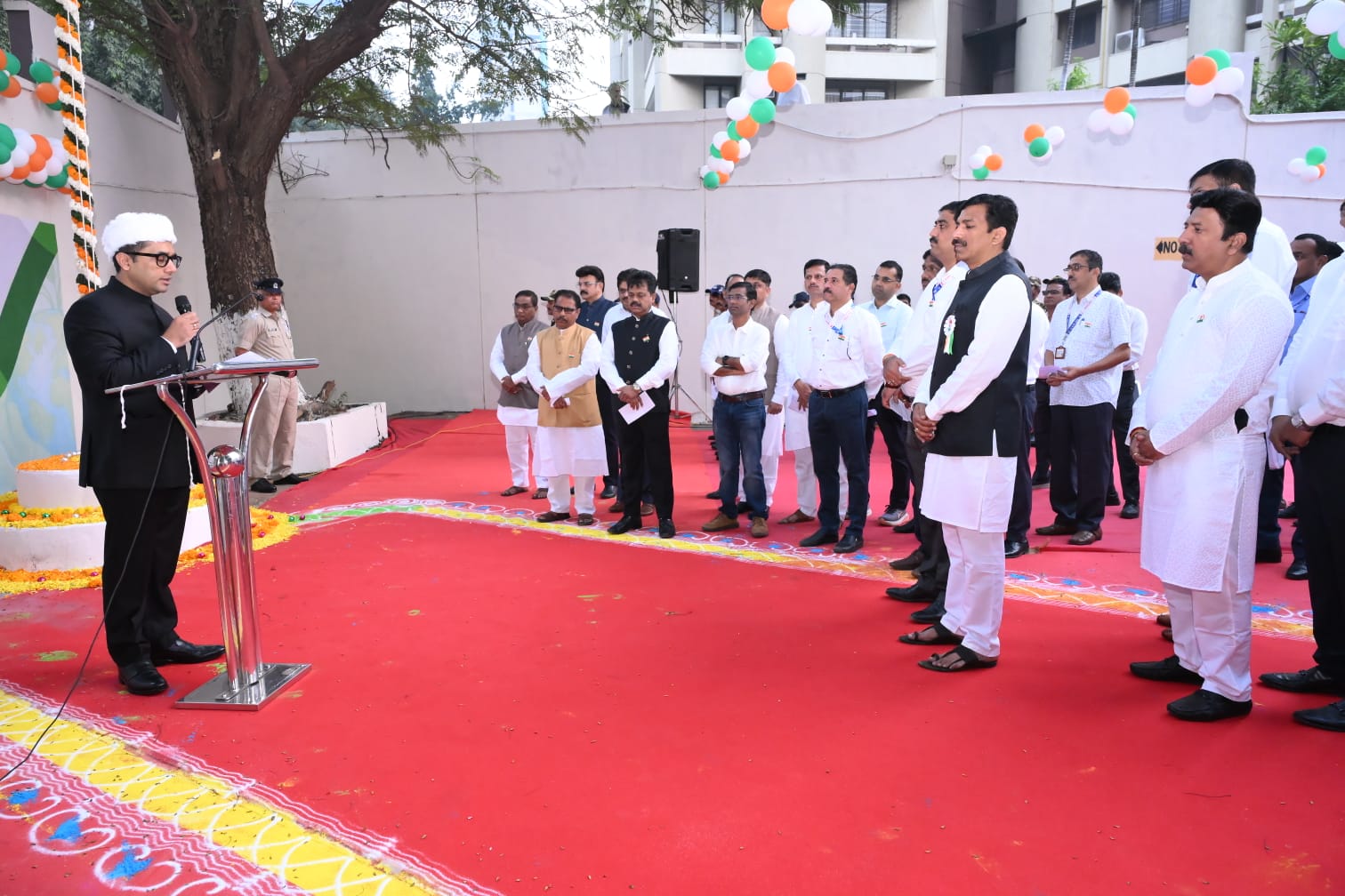 महाराष्ट्र प्रदूषण नियंत्रण  मंडळाच्या इतिहासात आज सोनेरी अक्षराने क्षण नोंदवला गेला. मंडळाच्या मुख्यालयात अत्यंत उत्साहपूर्ण वातावरणात 77 वा भारतीय प्रजासत्ताक दिन सोहळा दिमाखात संपन्न झाला. यावेळी मंडळाचे माननीय सदस्य सचिव एम देवेंदर सिंह, भा. प्र. से. यांच्या हस्ते ध्वजारोहण करण्यात आले. या ऐतिहासिक क्षणाला  मंडळातील अधिकारी व कर्मचारी मोठ्या संख्येने उपस्थित होते.  या दिनाचे औचित्य साधून राष्ट्रध्वजाची शपथ व पर्यावरण संवर्धनाची शपथ यावेळी घेण्यात आली.