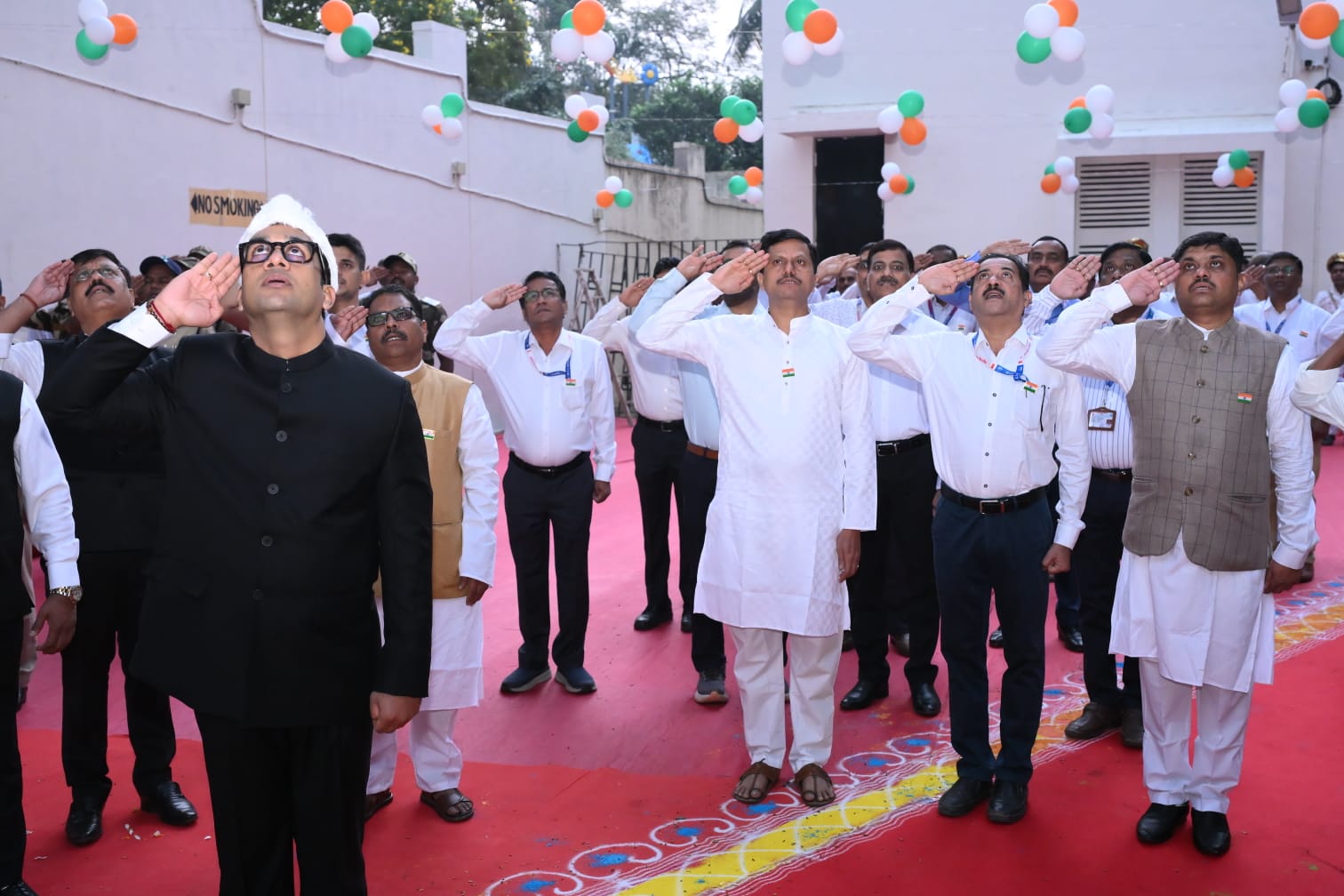 महाराष्ट्र प्रदूषण नियंत्रण  मंडळाच्या इतिहासात आज सोनेरी अक्षराने क्षण नोंदवला गेला. मंडळाच्या मुख्यालयात अत्यंत उत्साहपूर्ण वातावरणात 77 वा भारतीय प्रजासत्ताक दिन सोहळा दिमाखात संपन्न झाला. यावेळी मंडळाचे माननीय सदस्य सचिव एम देवेंदर सिंह, भा. प्र. से. यांच्या हस्ते ध्वजारोहण करण्यात आले. या ऐतिहासिक क्षणाला  मंडळातील अधिकारी व कर्मचारी मोठ्या संख्येने उपस्थित होते.  या दिनाचे औचित्य साधून राष्ट्रध्वजाची शपथ व पर्यावरण संवर्धनाची शपथ यावेळी घेण्यात आली.