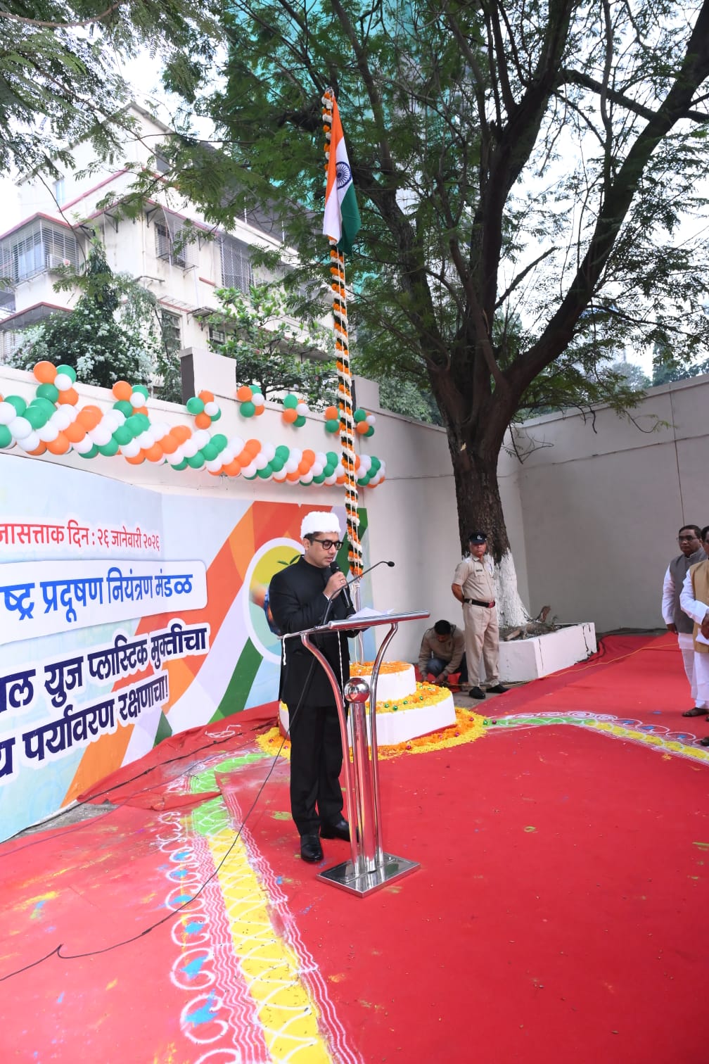 महाराष्ट्र प्रदूषण नियंत्रण  मंडळाच्या इतिहासात आज सोनेरी अक्षराने क्षण नोंदवला गेला. मंडळाच्या मुख्यालयात अत्यंत उत्साहपूर्ण वातावरणात 77 वा भारतीय प्रजासत्ताक दिन सोहळा दिमाखात संपन्न झाला. यावेळी मंडळाचे माननीय सदस्य सचिव एम देवेंदर सिंह, भा. प्र. से. यांच्या हस्ते ध्वजारोहण करण्यात आले. या ऐतिहासिक क्षणाला  मंडळातील अधिकारी व कर्मचारी मोठ्या संख्येने उपस्थित होते.  या दिनाचे औचित्य साधून राष्ट्रध्वजाची शपथ व पर्यावरण संवर्धनाची शपथ यावेळी घेण्यात आली.