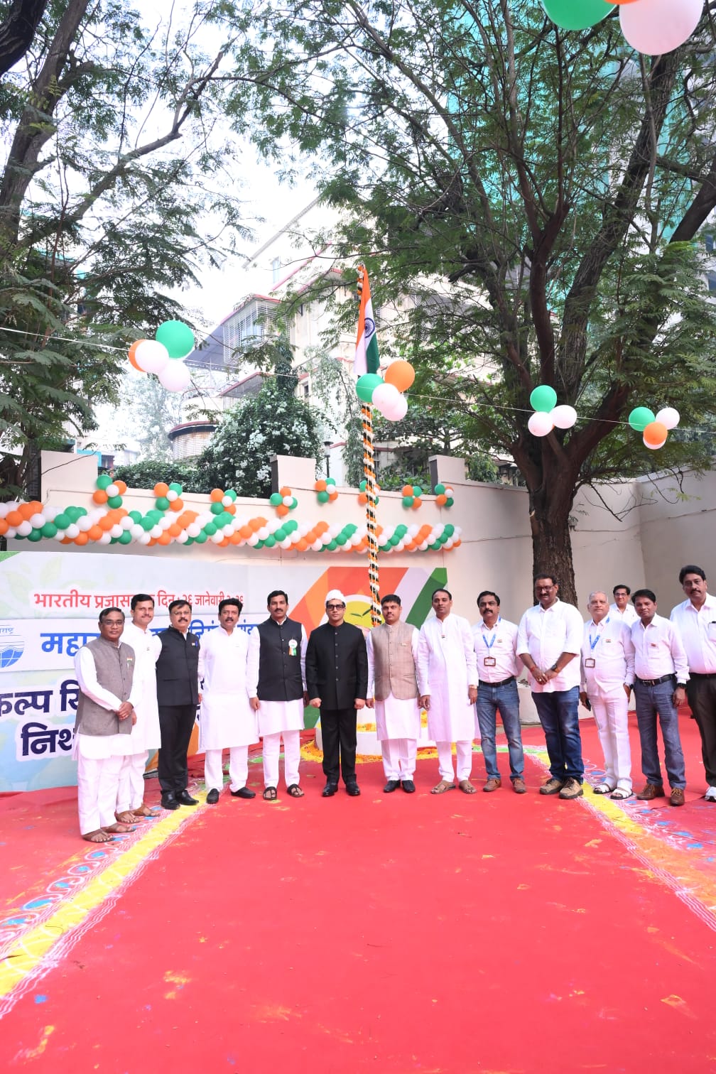 महाराष्ट्र प्रदूषण नियंत्रण  मंडळाच्या इतिहासात आज सोनेरी अक्षराने क्षण नोंदवला गेला. मंडळाच्या मुख्यालयात अत्यंत उत्साहपूर्ण वातावरणात 77 वा भारतीय प्रजासत्ताक दिन सोहळा दिमाखात संपन्न झाला. यावेळी मंडळाचे माननीय सदस्य सचिव एम देवेंदर सिंह, भा. प्र. से. यांच्या हस्ते ध्वजारोहण करण्यात आले. या ऐतिहासिक क्षणाला  मंडळातील अधिकारी व कर्मचारी मोठ्या संख्येने उपस्थित होते.  या दिनाचे औचित्य साधून राष्ट्रध्वजाची शपथ व पर्यावरण संवर्धनाची शपथ यावेळी घेण्यात आली.