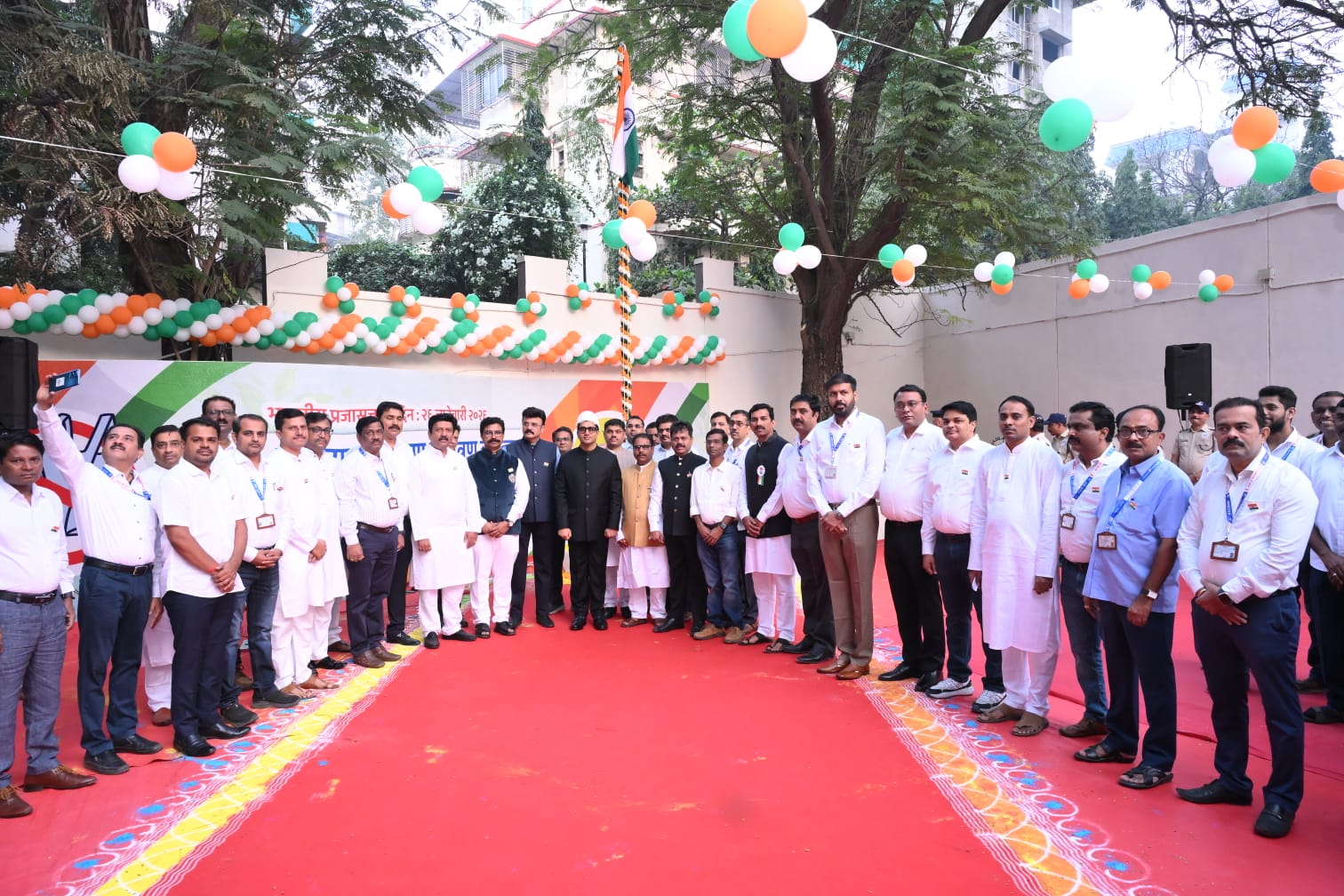 महाराष्ट्र प्रदूषण नियंत्रण  मंडळाच्या इतिहासात आज सोनेरी अक्षराने क्षण नोंदवला गेला. मंडळाच्या मुख्यालयात अत्यंत उत्साहपूर्ण वातावरणात 77 वा भारतीय प्रजासत्ताक दिन सोहळा दिमाखात संपन्न झाला. यावेळी मंडळाचे माननीय सदस्य सचिव एम देवेंदर सिंह, भा. प्र. से. यांच्या हस्ते ध्वजारोहण करण्यात आले. या ऐतिहासिक क्षणाला  मंडळातील अधिकारी व कर्मचारी मोठ्या संख्येने उपस्थित होते.  या दिनाचे औचित्य साधून राष्ट्रध्वजाची शपथ व पर्यावरण संवर्धनाची शपथ यावेळी घेण्यात आली.