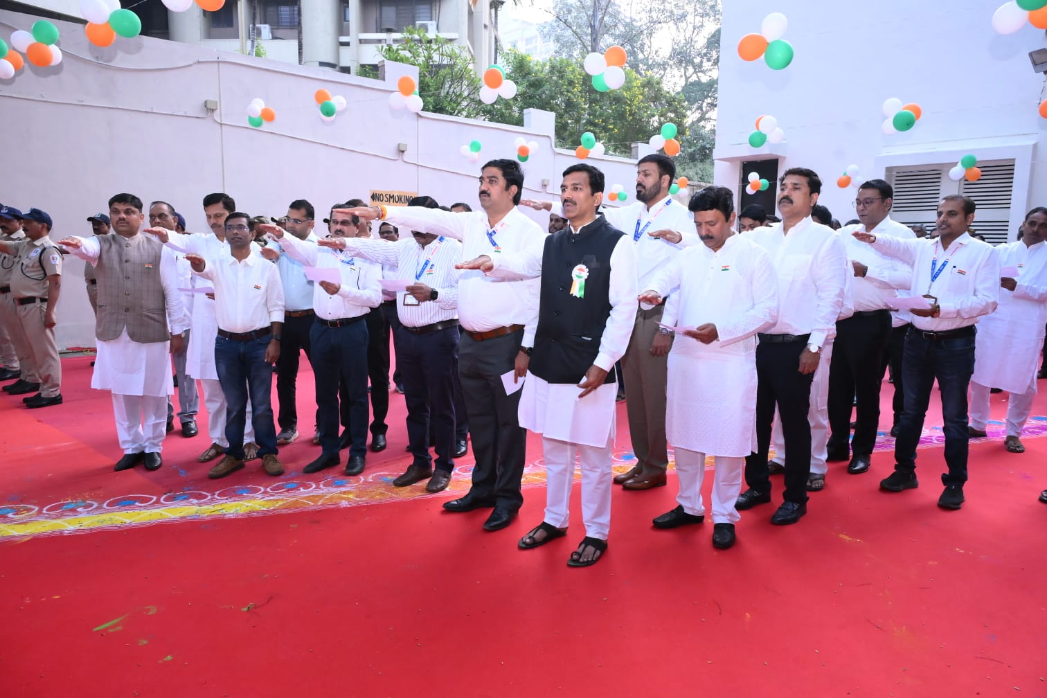 महाराष्ट्र प्रदूषण नियंत्रण  मंडळाच्या इतिहासात आज सोनेरी अक्षराने क्षण नोंदवला गेला. मंडळाच्या मुख्यालयात अत्यंत उत्साहपूर्ण वातावरणात 77 वा भारतीय प्रजासत्ताक दिन सोहळा दिमाखात संपन्न झाला. यावेळी मंडळाचे माननीय सदस्य सचिव एम देवेंदर सिंह, भा. प्र. से. यांच्या हस्ते ध्वजारोहण करण्यात आले. या ऐतिहासिक क्षणाला  मंडळातील अधिकारी व कर्मचारी मोठ्या संख्येने उपस्थित होते.  या दिनाचे औचित्य साधून राष्ट्रध्वजाची शपथ व पर्यावरण संवर्धनाची शपथ यावेळी घेण्यात आली.