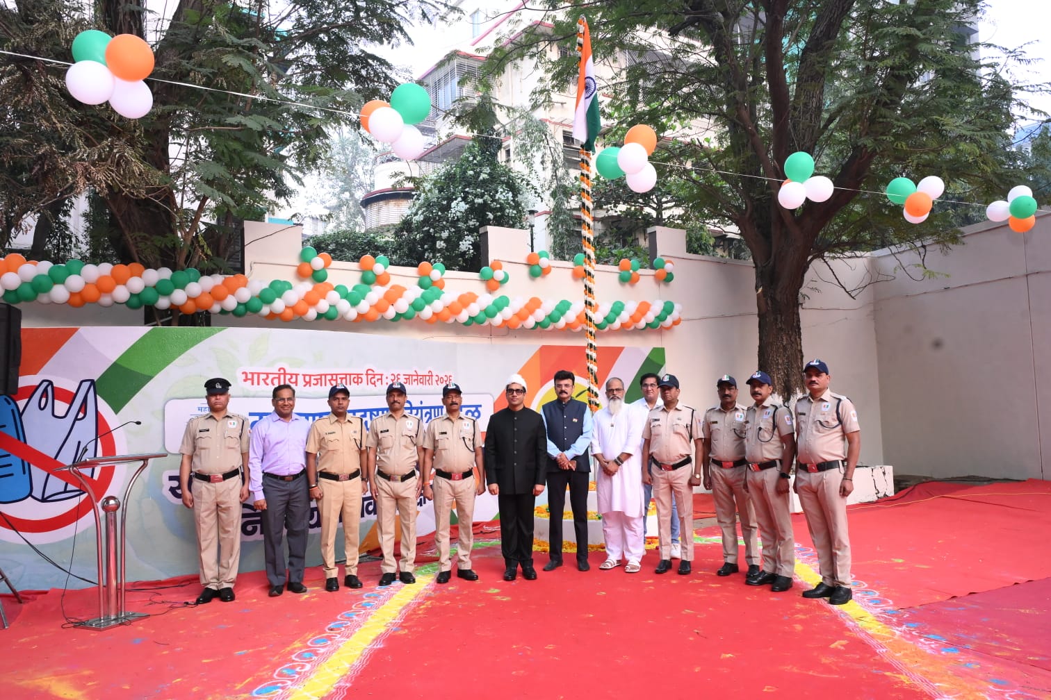 महाराष्ट्र प्रदूषण नियंत्रण  मंडळाच्या इतिहासात आज सोनेरी अक्षराने क्षण नोंदवला गेला. मंडळाच्या मुख्यालयात अत्यंत उत्साहपूर्ण वातावरणात 77 वा भारतीय प्रजासत्ताक दिन सोहळा दिमाखात संपन्न झाला. यावेळी मंडळाचे माननीय सदस्य सचिव एम देवेंदर सिंह, भा. प्र. से. यांच्या हस्ते ध्वजारोहण करण्यात आले. या ऐतिहासिक क्षणाला  मंडळातील अधिकारी व कर्मचारी मोठ्या संख्येने उपस्थित होते.  या दिनाचे औचित्य साधून राष्ट्रध्वजाची शपथ व पर्यावरण संवर्धनाची शपथ यावेळी घेण्यात आली.