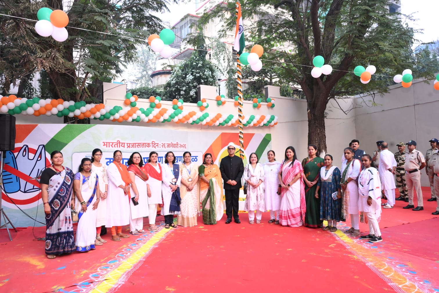 महाराष्ट्र प्रदूषण नियंत्रण  मंडळाच्या इतिहासात आज सोनेरी अक्षराने क्षण नोंदवला गेला. मंडळाच्या मुख्यालयात अत्यंत उत्साहपूर्ण वातावरणात 77 वा भारतीय प्रजासत्ताक दिन सोहळा दिमाखात संपन्न झाला. यावेळी मंडळाचे माननीय सदस्य सचिव एम देवेंदर सिंह, भा. प्र. से. यांच्या हस्ते ध्वजारोहण करण्यात आले. या ऐतिहासिक क्षणाला  मंडळातील अधिकारी व कर्मचारी मोठ्या संख्येने उपस्थित होते.  या दिनाचे औचित्य साधून राष्ट्रध्वजाची शपथ व पर्यावरण संवर्धनाची शपथ यावेळी घेण्यात आली.