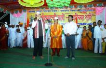 Hon'ble Shri Devendra Fadnavis, Chief Minister addressing pilgrims on the eve of environment public awareness campaign at Pandharpur on 4th July 2017, in the presence of Dr. P. Anbalagan (IAS), Member Secretary, GoM